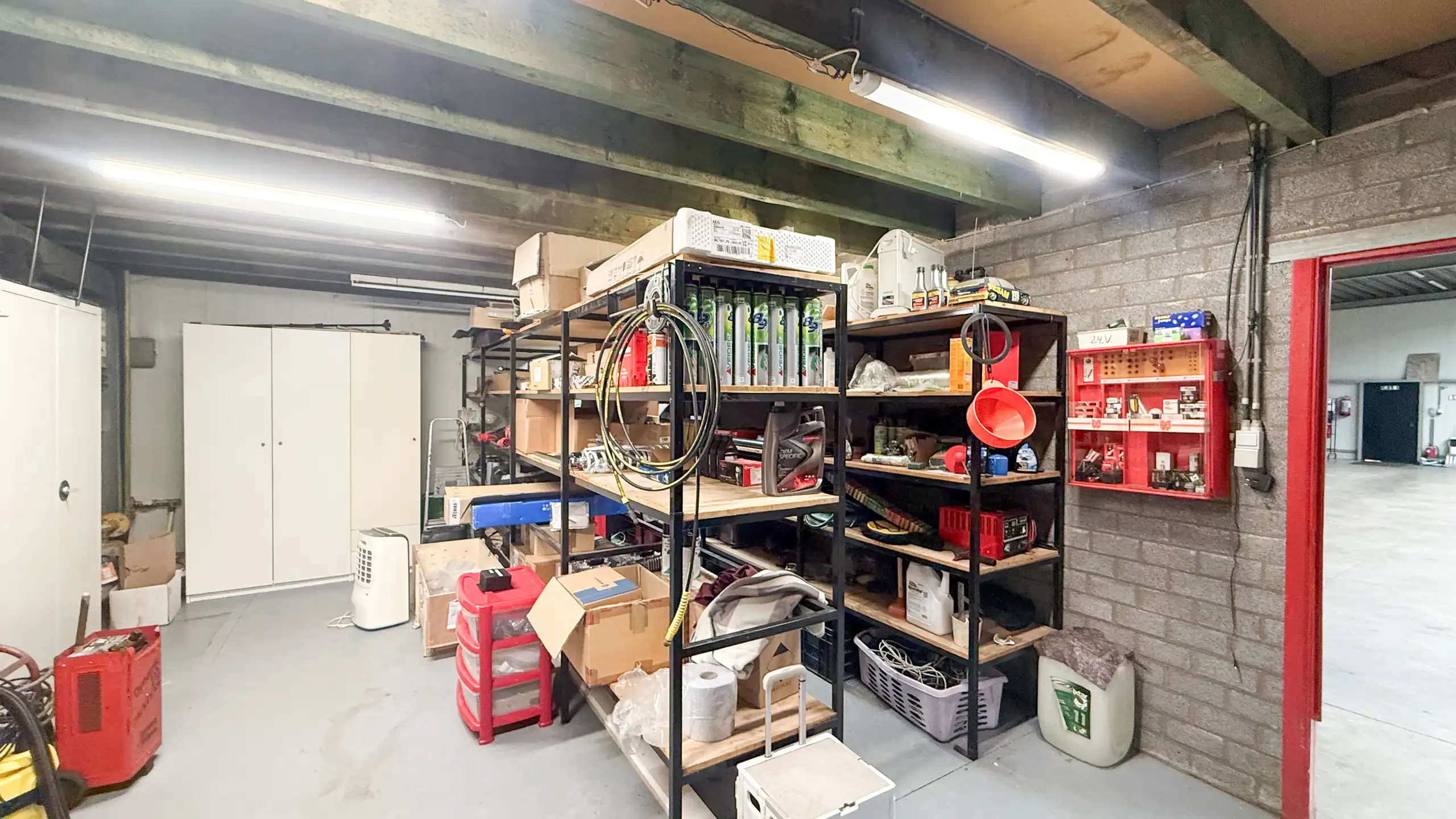 Gelijkvloerse woning met ruim magazijn en zwembad! foto 64