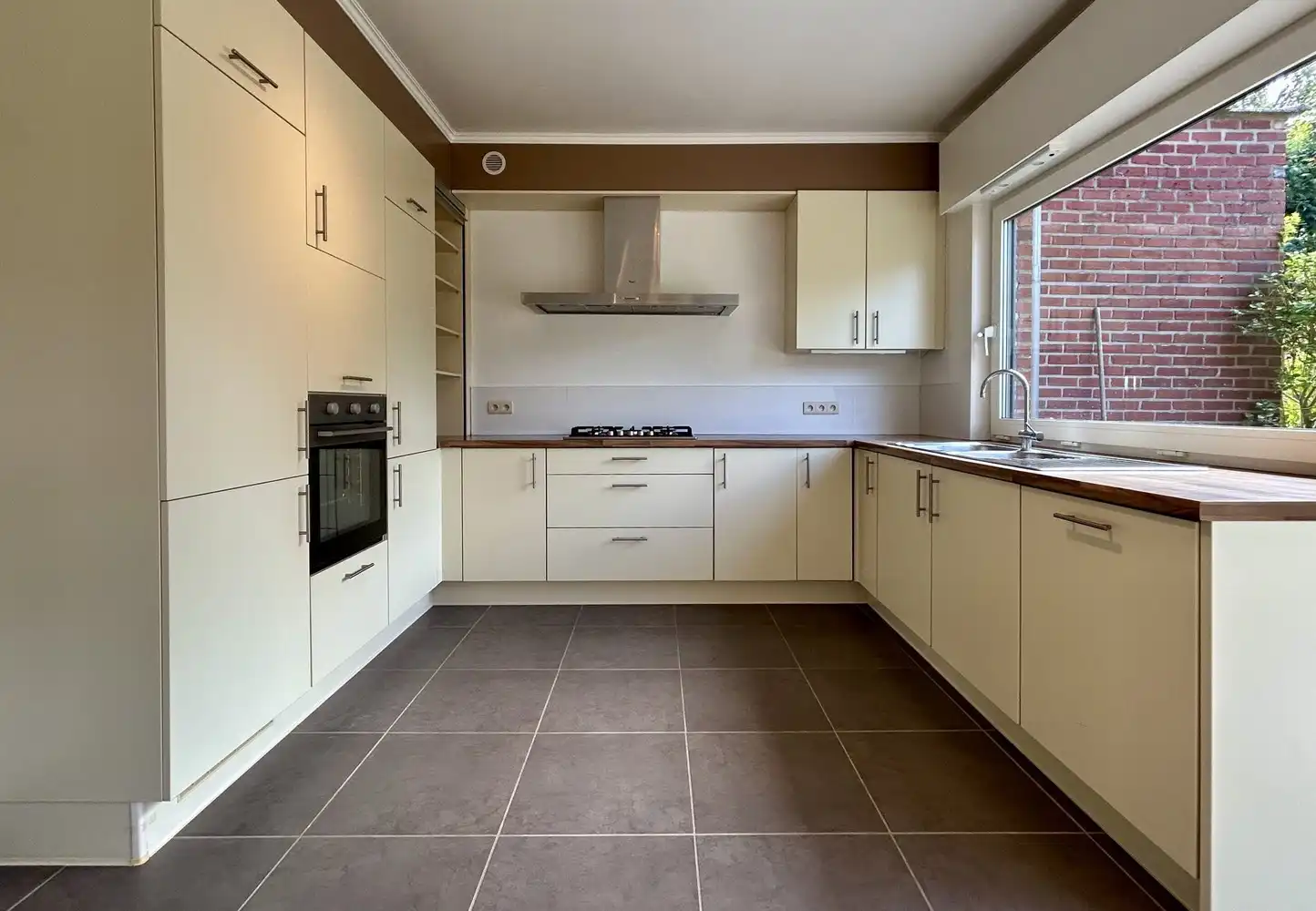 Instapklare halfopen woning op toplocatie in de gegeerde Spaanse Kroonwijk foto 8