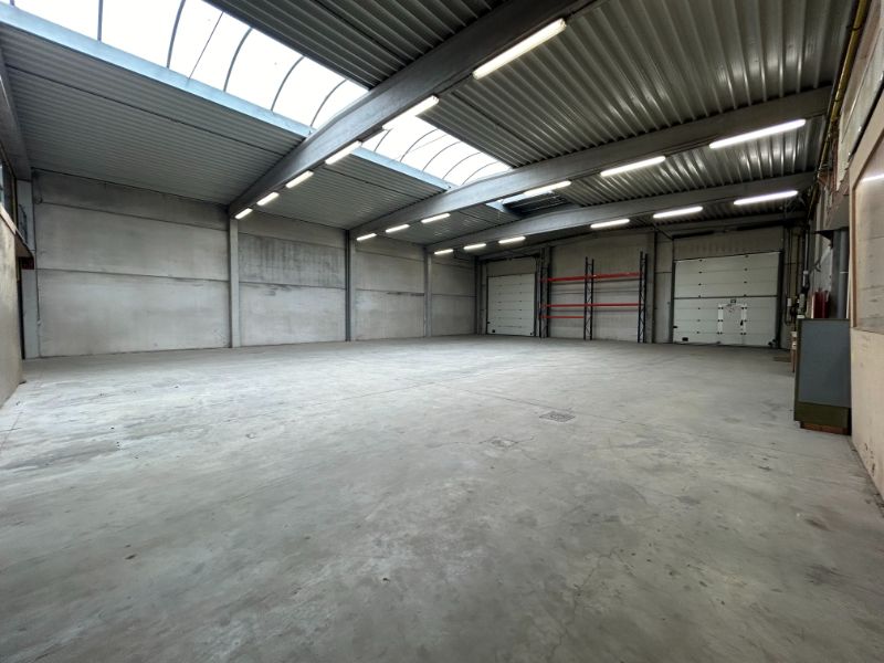 *** COMPROMIS IN OPMAAK *** Uitstekend KMO-gebouw met Magazijn, Kantoren, Mezzanine en Parkeerfaciliteiten foto 3