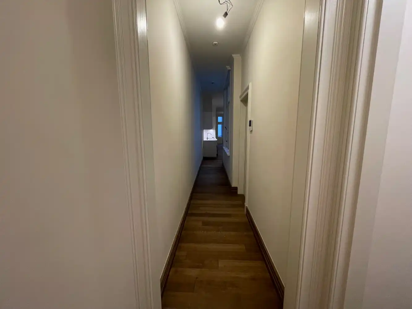 Heel mooi gerenoveerd appartement met twee slaapkamers. Tijdens de renovatie is veel aandacht besteed aan het behouden en versterken van de authentieke stijl van het gebouw. foto 7