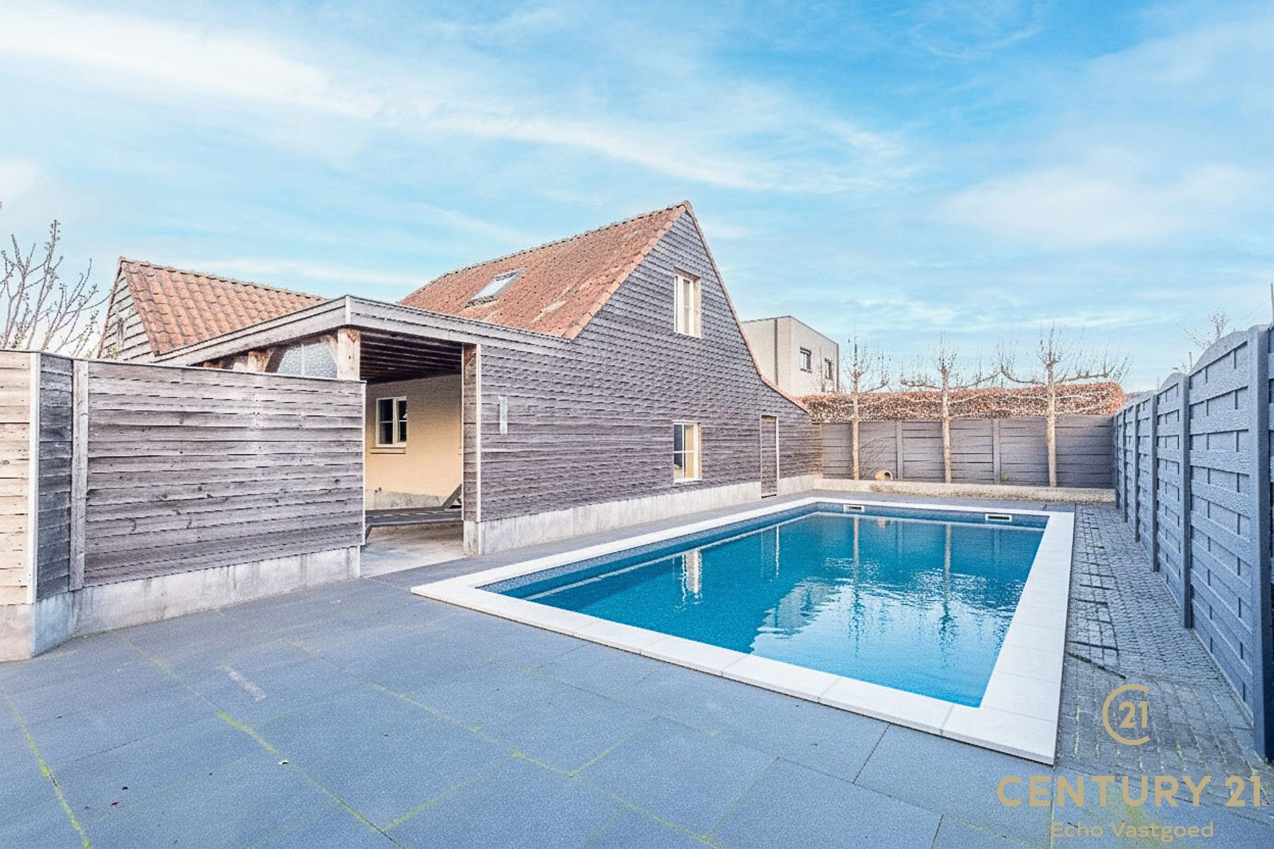 Stijlvolle vrijstaande woning met zwembad, poolhouse en tuin foto 31