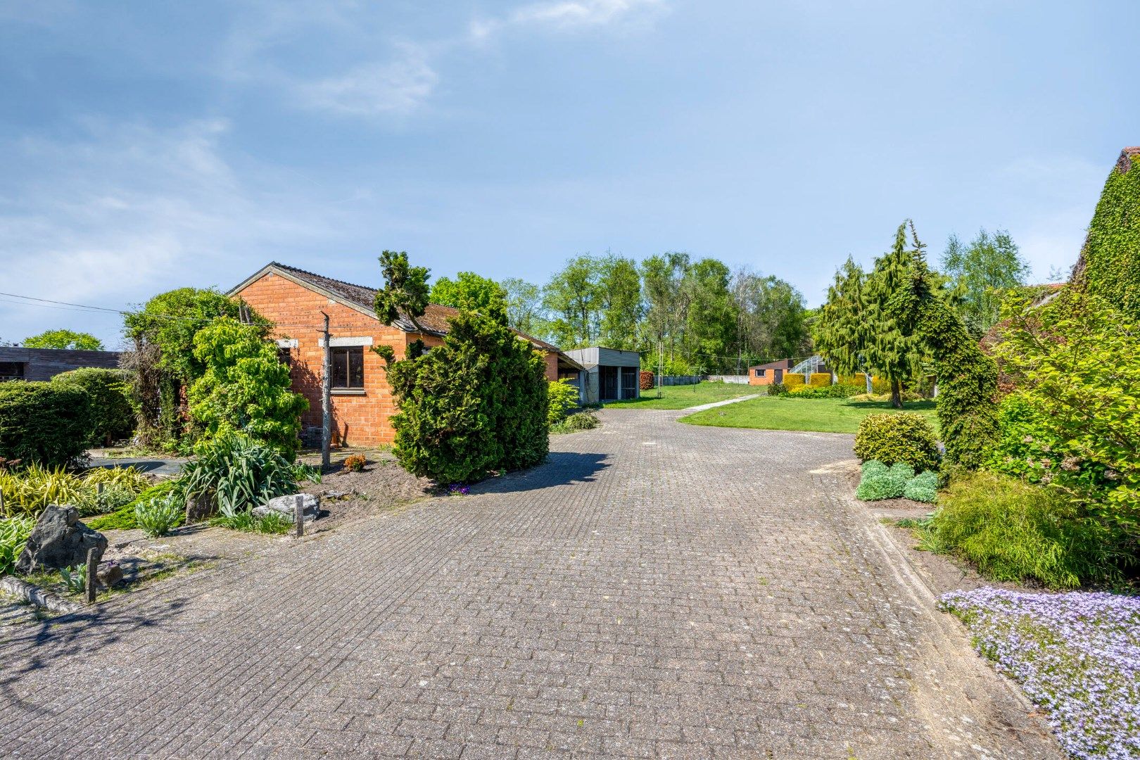 Ruime op te frisse woning op een perceel van 2.210 m² ! foto 27