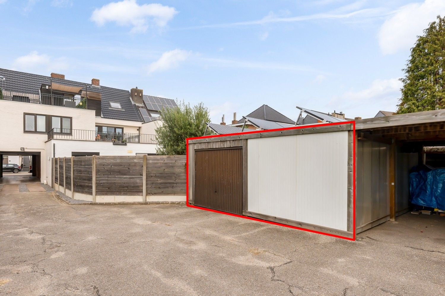 Uitzonderlijk gelijkvloers appartement met royale kelder en twee carports. foto 32
