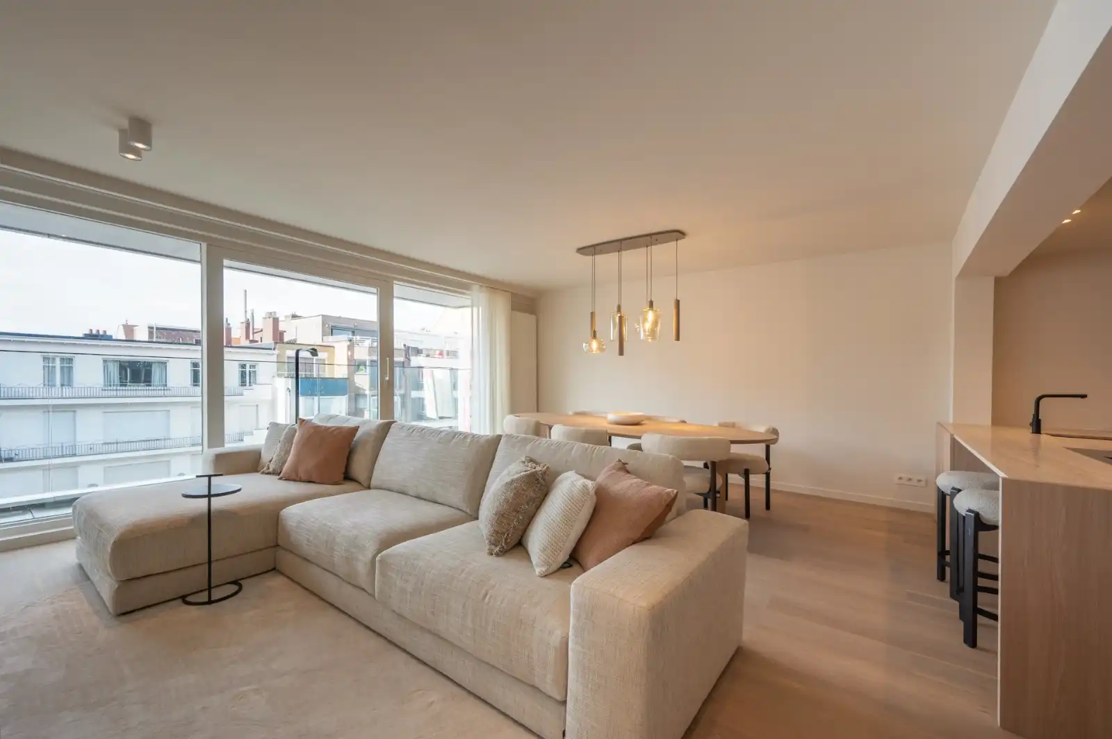 Luxueus 3-slaapkamerappartement met royale gevelbreedte van 6,75 m op de Lippenlsaan. foto 2