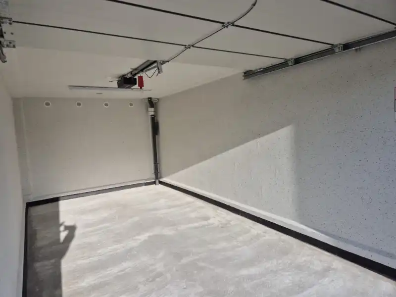 Roeselare. Op uitstekende ligging net buiten het centrum kan u deze recente garage terugvinden. NR 3.&nbsp; Op afgesloten terrein met poort. foto 4