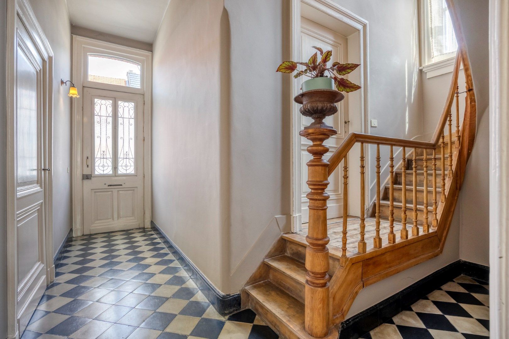 Instapklaar herenhuis met 4/5 slpks, centraal gelegen in Achterbos !  foto 2