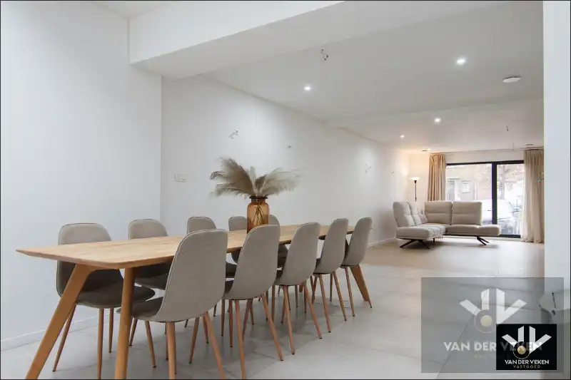 Voll gerenoveerde woning met 5 slpk 3 badk foto 3