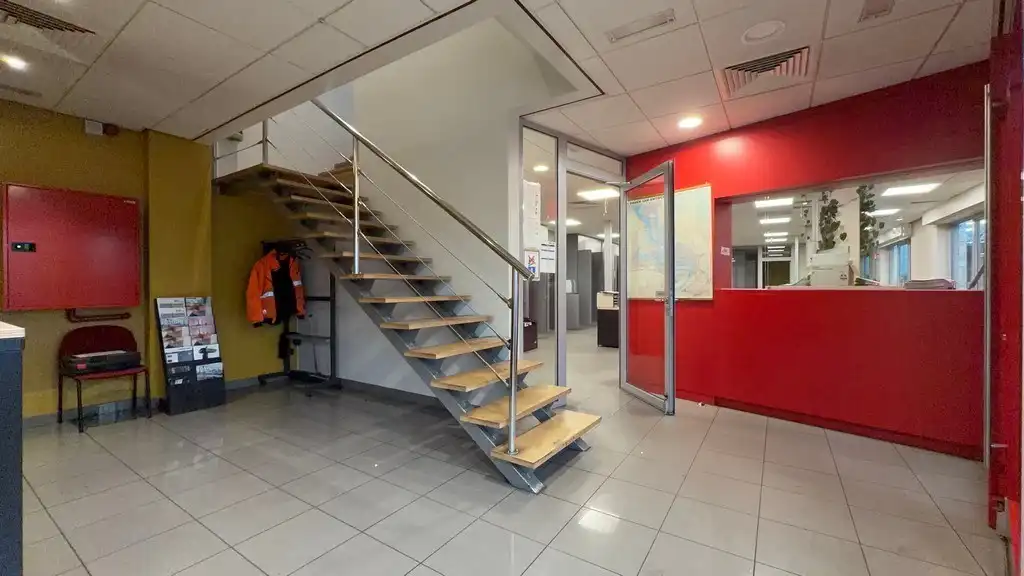 Magazijn met kantoren te huur langs E34 in Beveren foto 16