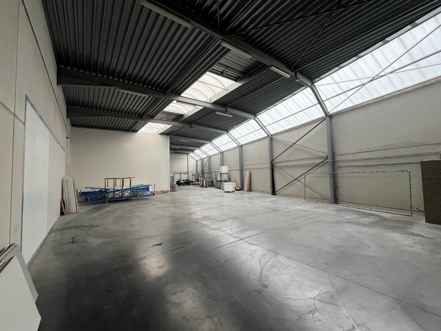 UITSTEKEND GELEGEN WERKPLAATS (548.60m²) + PARKING ! foto 2