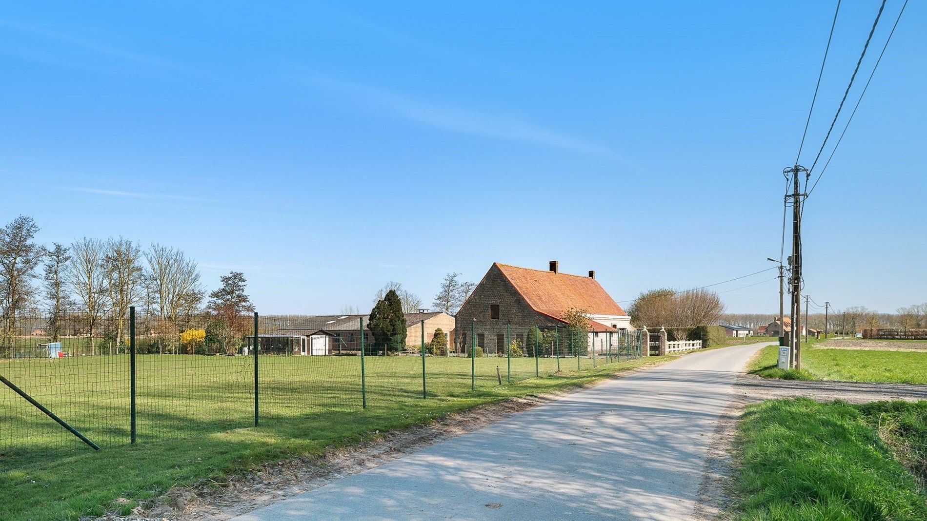 Te renoveren hofstede op toplocatie te Damme foto 2