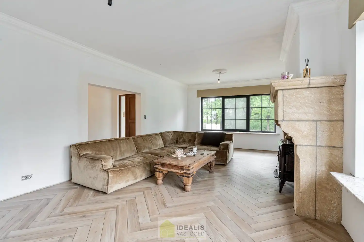 KNAPPE GROTENDEELS GERENOVEERDE EENGEZINSWONING MET EEN HEERLIJK LICHTRIJKE WOONKAMER MET OPEN KEUKEN, AANSLUITEND VERANDA MET ZICHT OP DE ZEER RUIME TUIN (+-2700M²!), 3 SLAAPKAMERS, RUIMTELIJKE BADKAMER VOORZIEN VAN BAD EN INLOOPDOUCHE EN DE WONING IS VOLLEDIG ONDERKELDERD! EEN HEERLIJK RUIME BUNGALOW DIE NOG VOLLEDIG NAAR EIGEN SMAAK AFGEWERKT KAN WORDEN! Een aangename woning met een bewoonbare oppervlakte van +- 205m² op een perceel van +- 26are98ca (2698m²) op een rustige locatie! Tevens is de woning centraal gelegen t.o.v. het centrum van Peer, Meeuwen (Oudsbergen) en Houthalen-Helchteren en kan men vlot gebruik maken van de Noord-Zuidverbinding (A24). foto 6