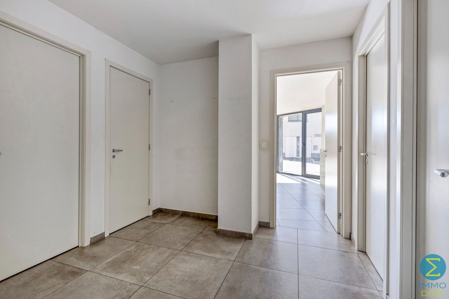 Centraal gelegen ruim gelijkvloers appartement met garage foto 2