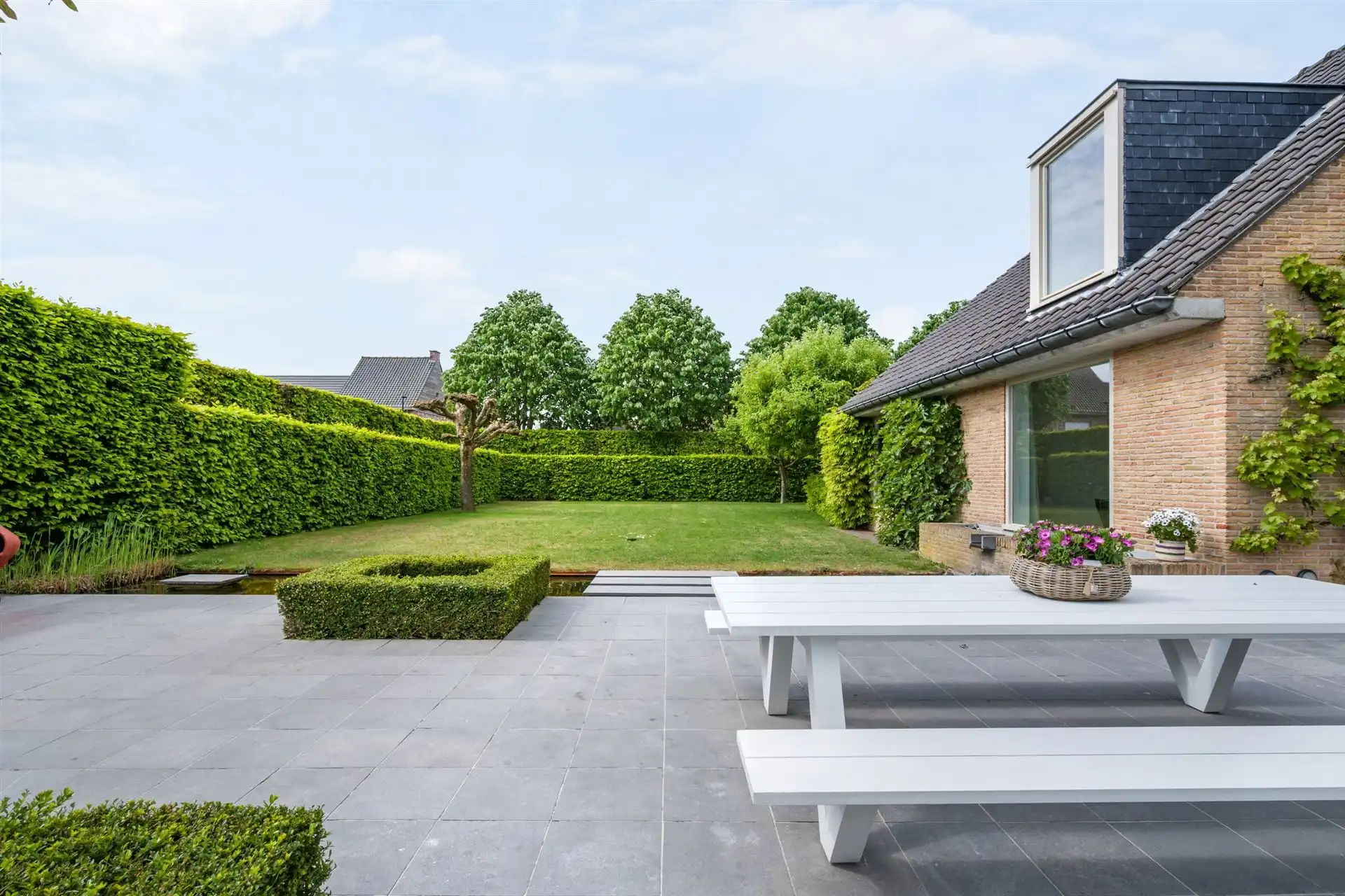 Stijlvolle villa in gegeerde villapark te Waregem. foto 3