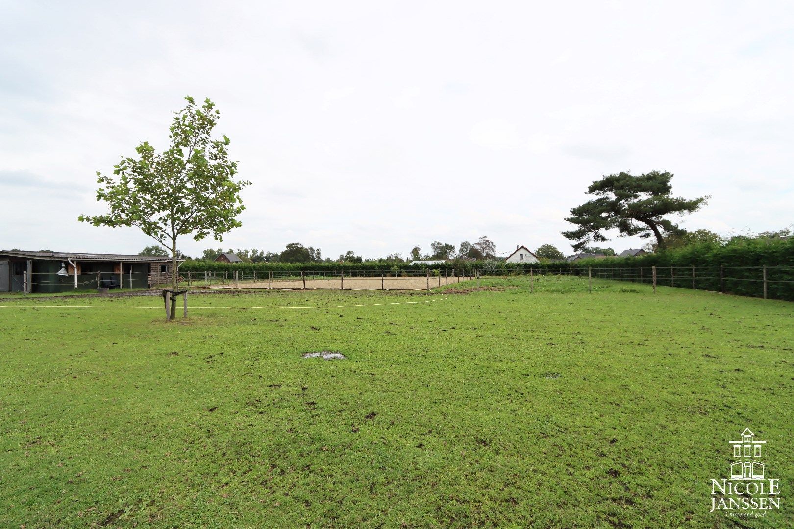 Instapklare gezinswoning met 3 slaapkamers en grote tuin met paardenstallen foto 22