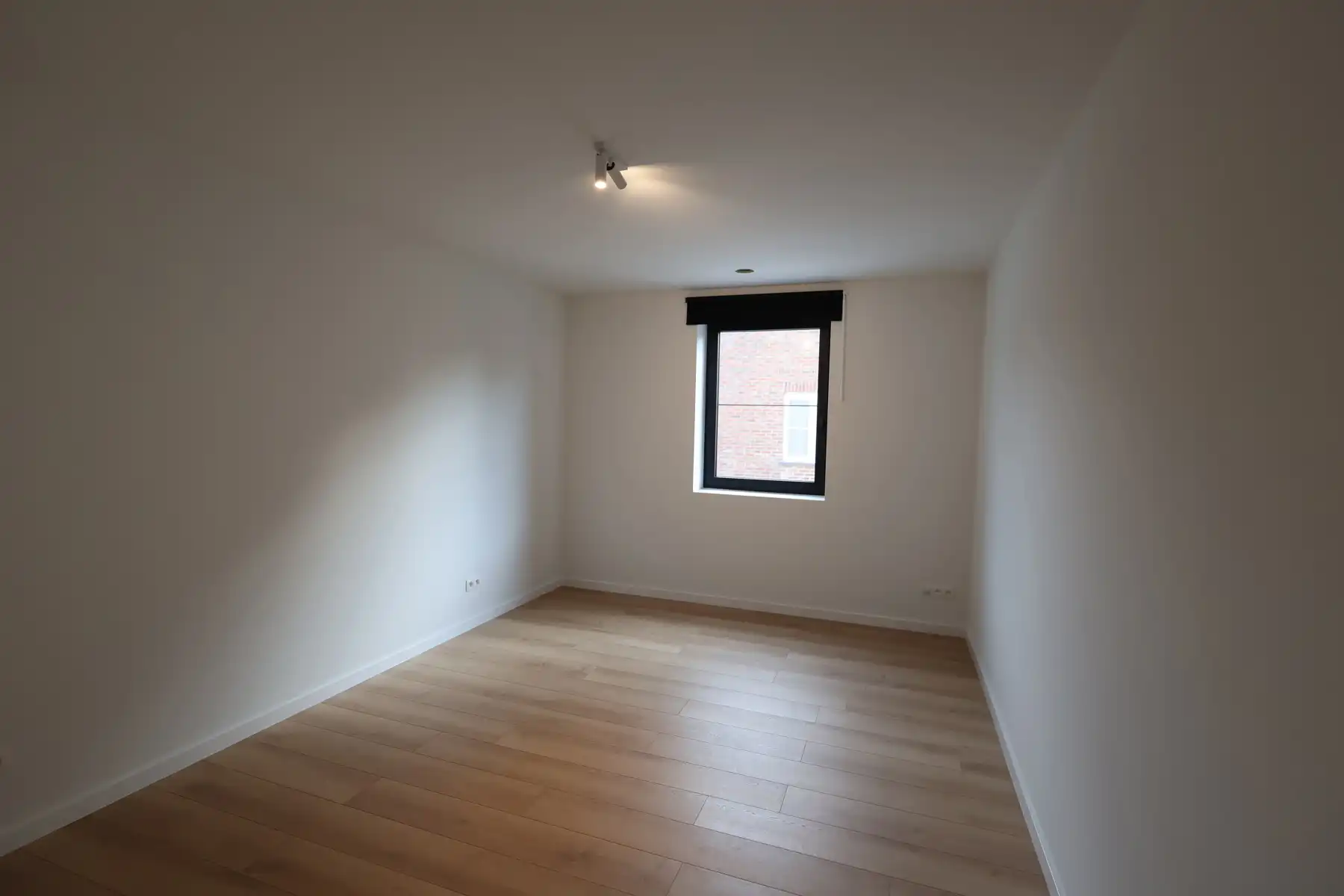 Een nieuwbouwwoning met 4 slaapkamers, tuin en garage. foto 12