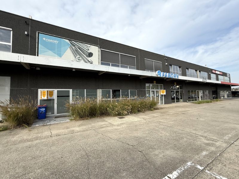 Moderne KMO-unit met magazijn en kantoorruimte in Mariakerke foto {{pictureIndex}}