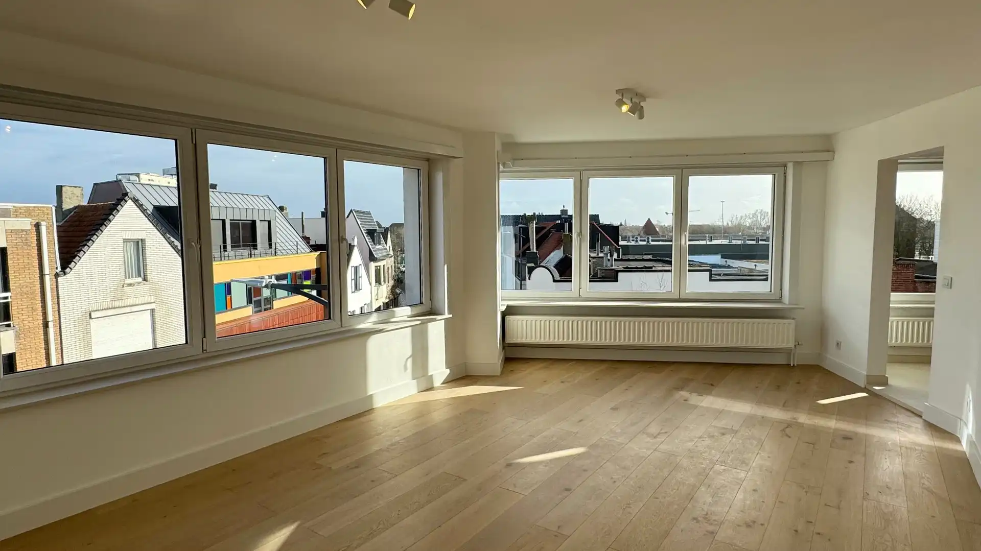 Gerenoveerd hoekappartement met 2 volwaardige slaapkamers, vlakbij het centrum van Knokke. foto 3