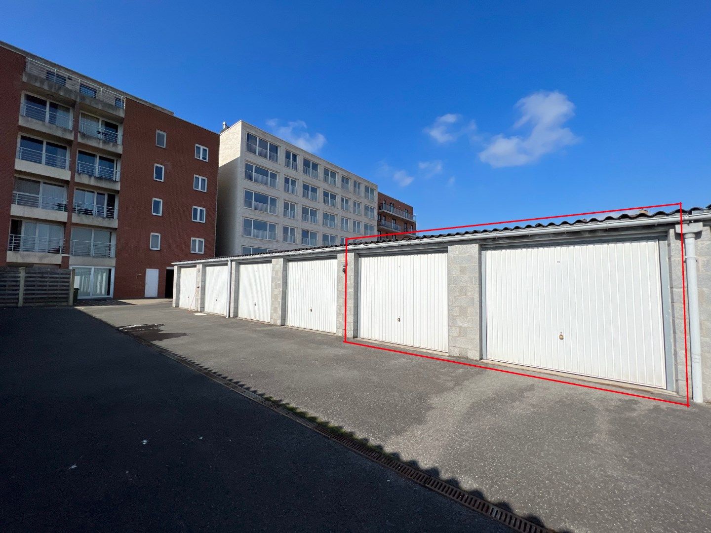 Ruim en lichtrijk appartement met 2 slpks en 2 garages. foto 4