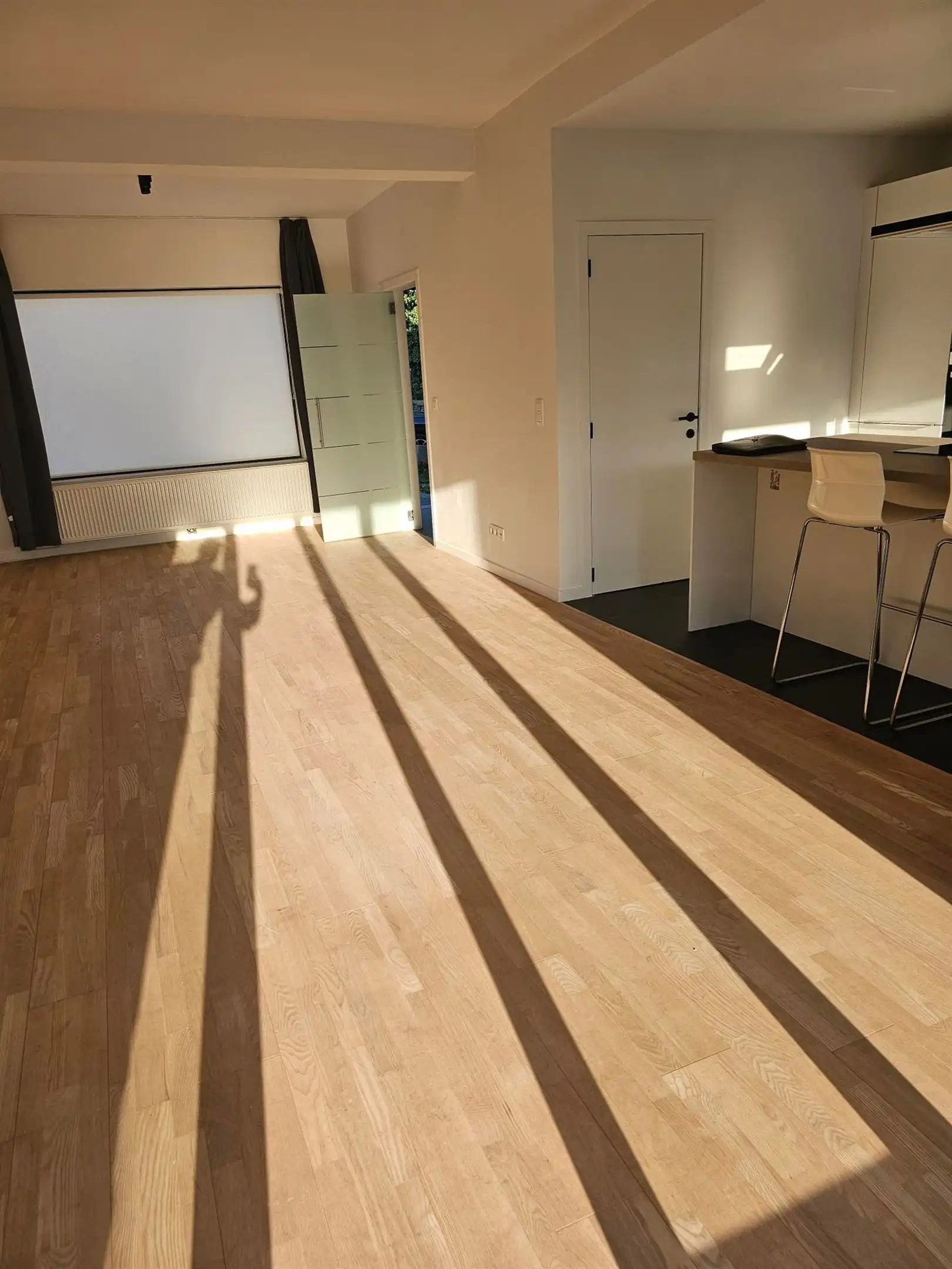 Gerenoveerde, rustig gelegen halfopen bebouwing met 3 slaapkamers en grote garage. foto 4
