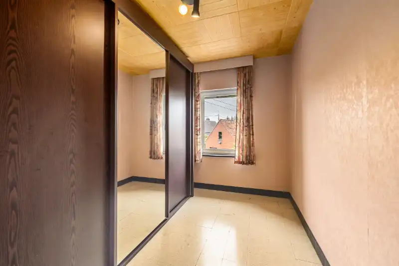 Hooglede-centrum. Charmante | ruime | half open bebouwing op 740m2 met > 4 slaapkamers, apart bijgebouw van +/- 60m2. Ideaal voor gezinnen / extra polyvalente ruimtes, ideaal gelegen. foto 11