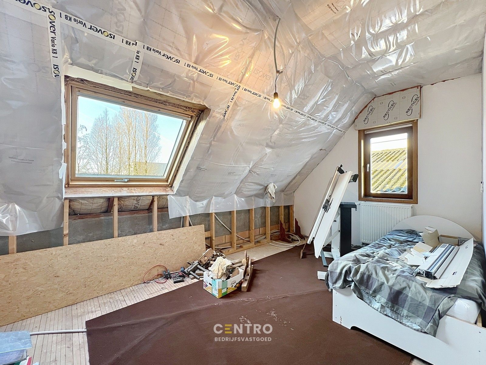 Zeldzame opportuniteit: LOODS/ATELIER 516 m² + ruime ALLEENSTAANDE woning 250 m² op rustig bedrijventerrein vlakbij Roeselare (EPC: A) ! foto 26