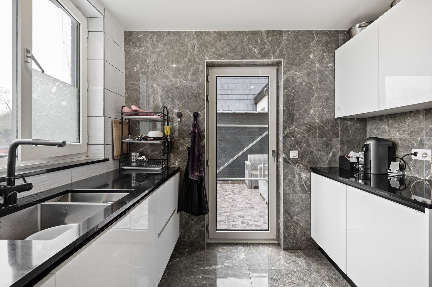 Ruime woning met studio, terras en tuin te koop in Wommelgem! foto 10