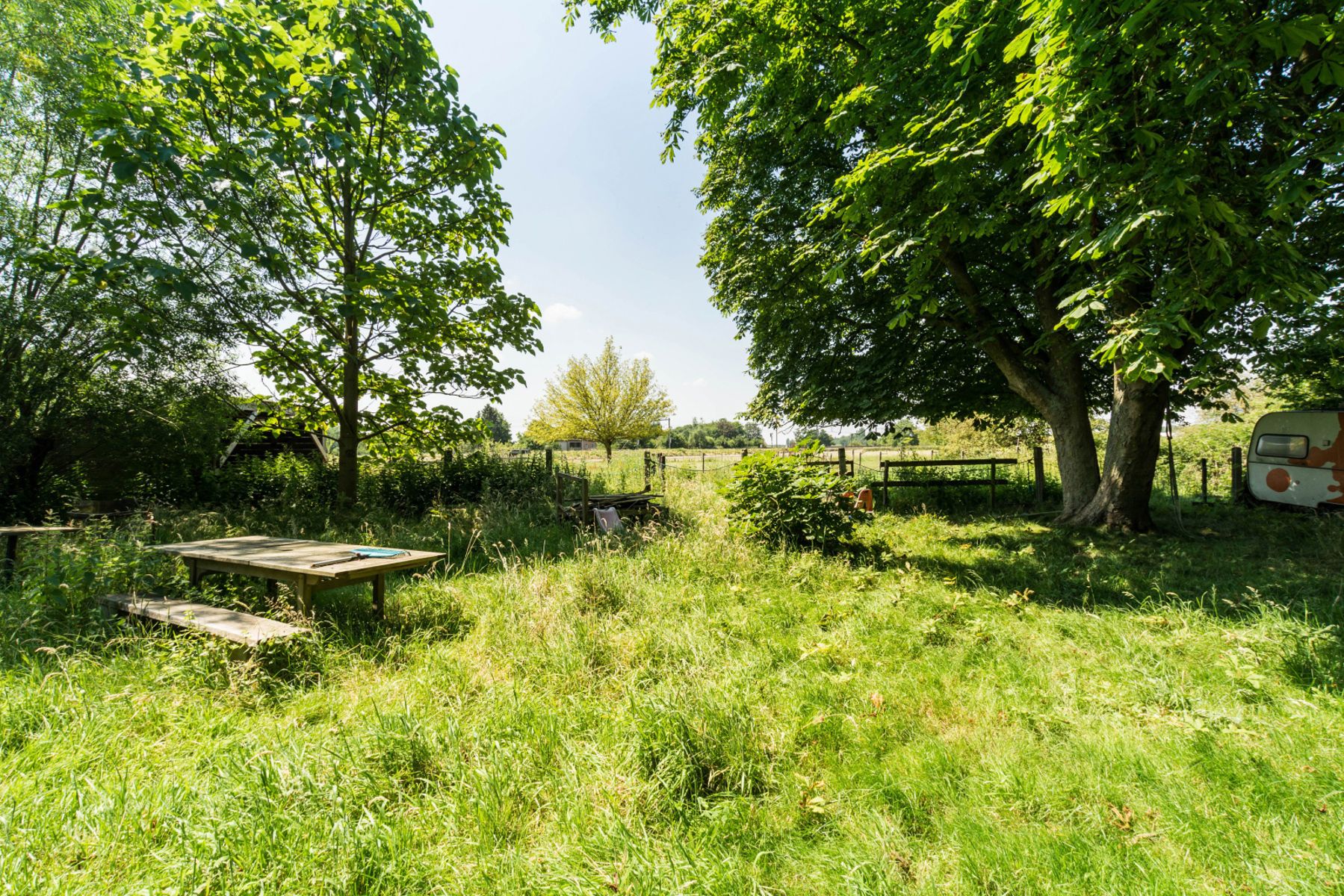 Een verder af te werken (deels ruwbouw) hoeve met grote tuin foto 8