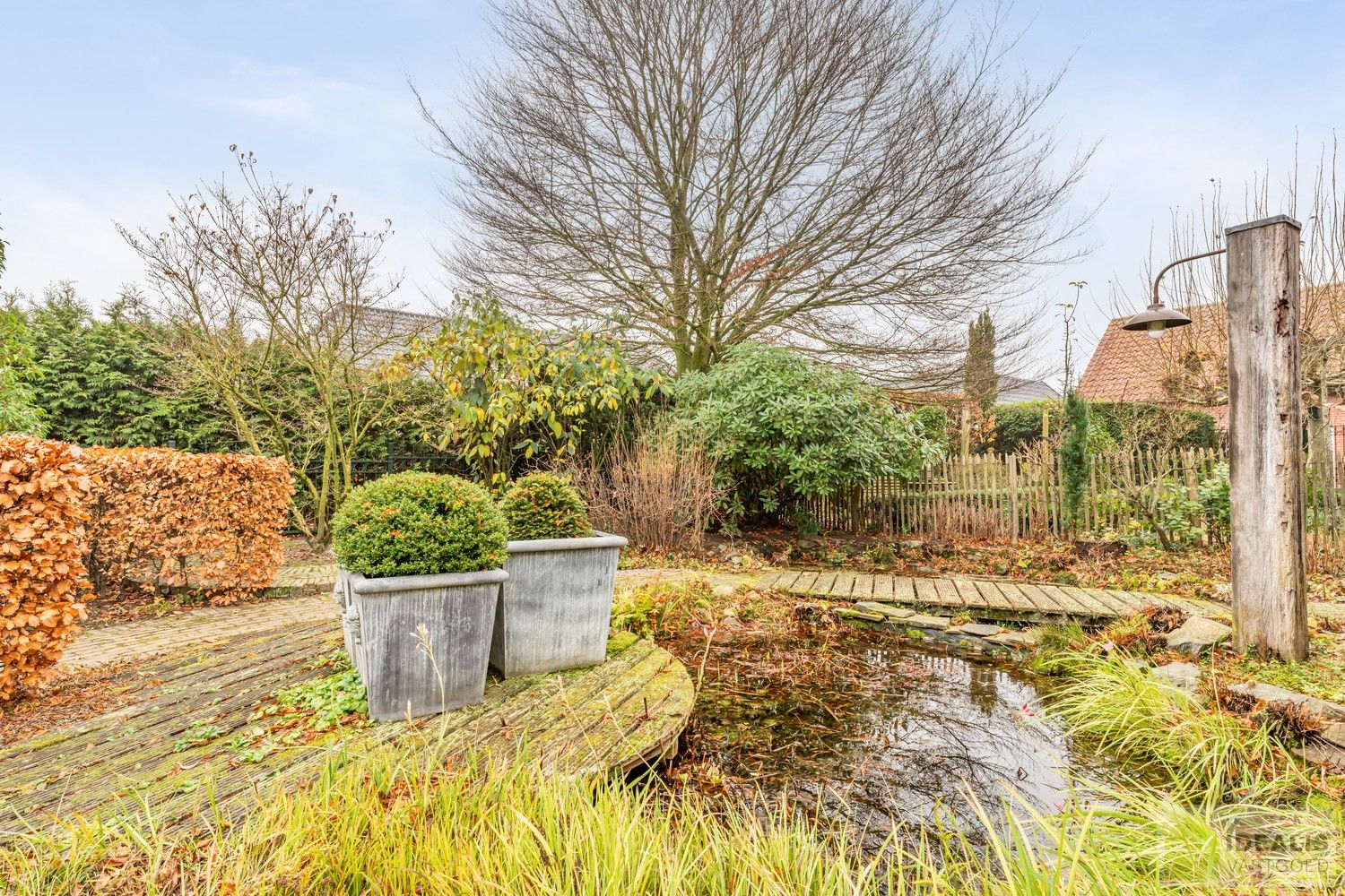 IDEALIS VASTGOED – Prachtige, stijlvolle woning met een aangename 123m² als bewoonbare oppervlakte. De woning omvat een lichtrijke ruime woonkamer voorzien van een pellet kachel en met een prachtige parketvloer dewelke overgaat in de keuken en 3 slaapkamers op een ruim en prachtig aangelegd perceel van 7a 42ca. Dit alles gelegen in een heerlijk rustige straat, op enkele minuten zowel van de centra van Pelt als Achel, doch ook op een steenworp van de Nederlandse grens, dichtbij Valkenswaard en Eindhoven. foto 31