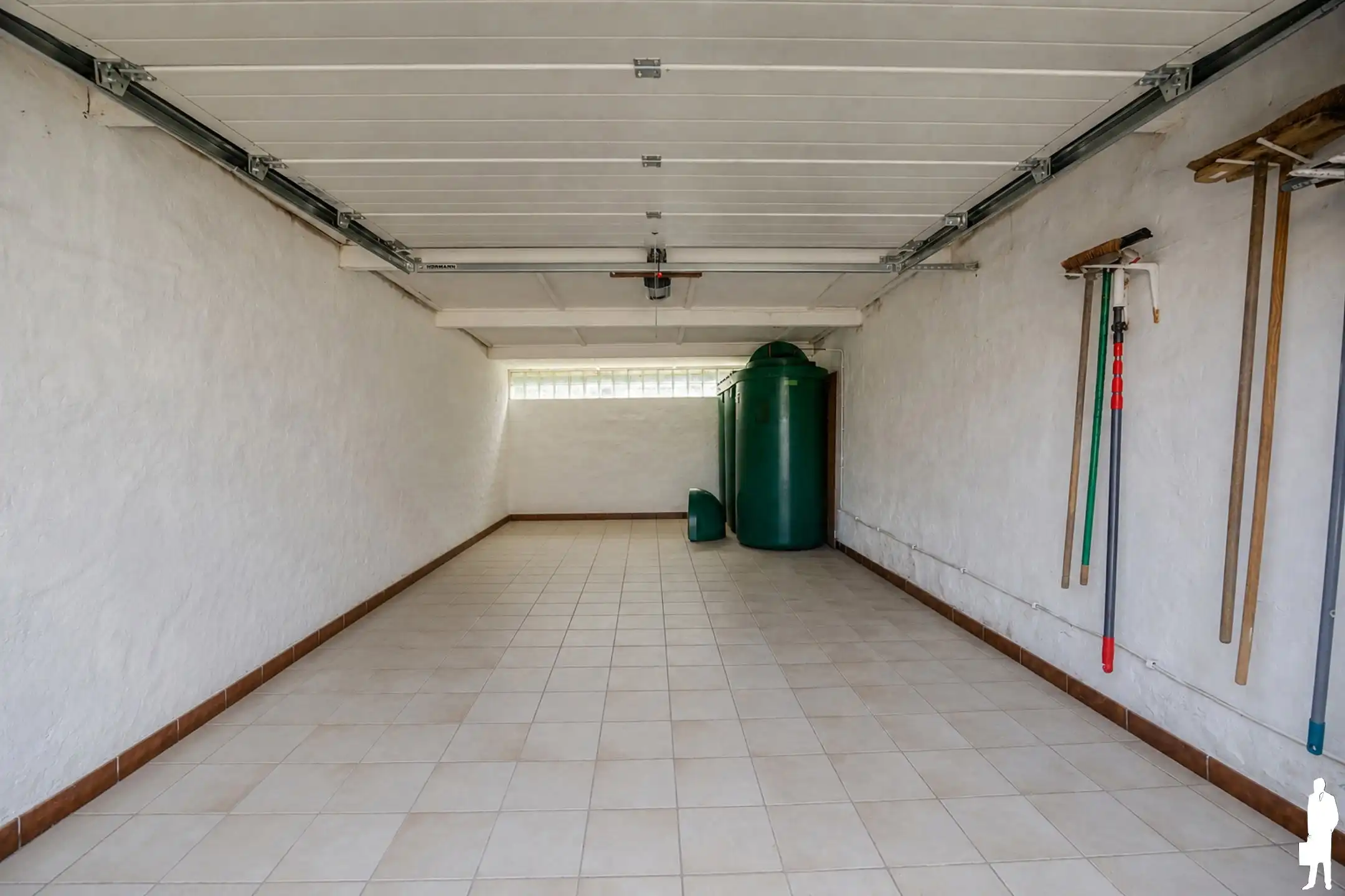 Gezinswoning met veranda, garage en tuin op topligging  foto 17
