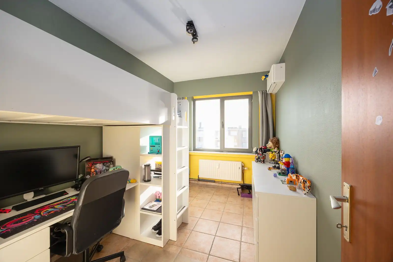 Lichtrijk appartement met 2 slaapkamers, terras en garage in Hoevenen! foto 12