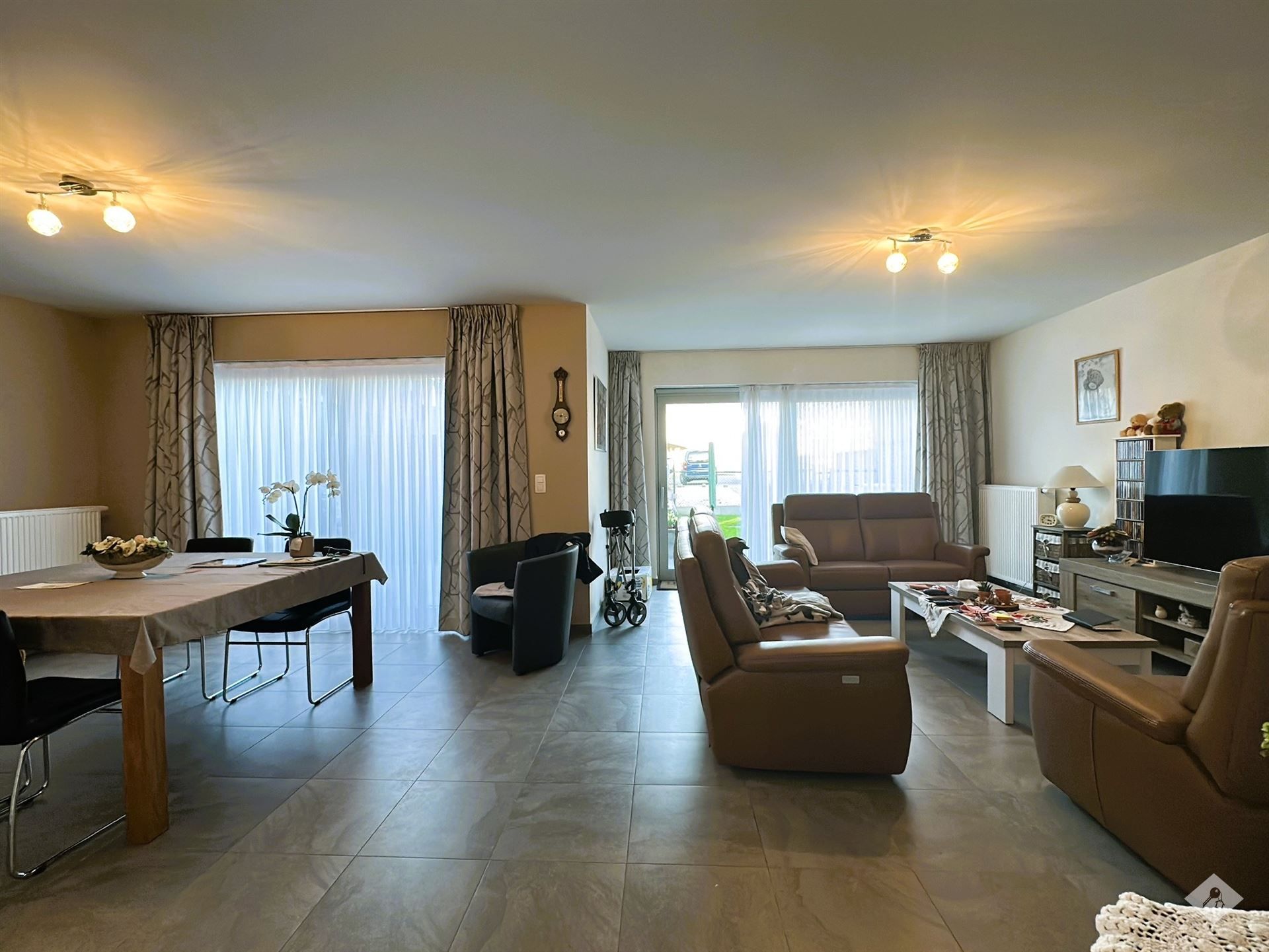 Ruim appartement met tuin, garage en buitenberging foto {{pictureIndex}}