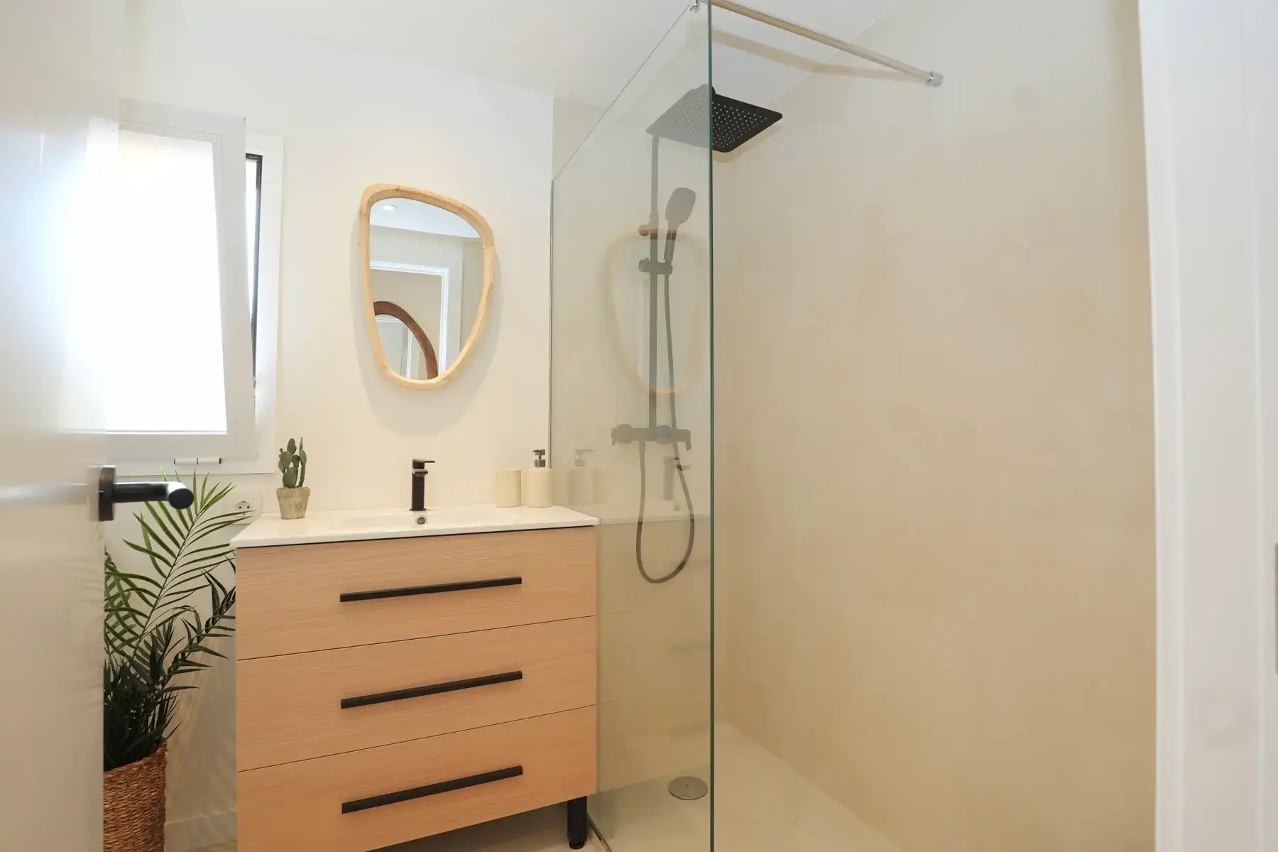 Bemeubeld appartement met parking en berging - uniek aanbod!  foto 19