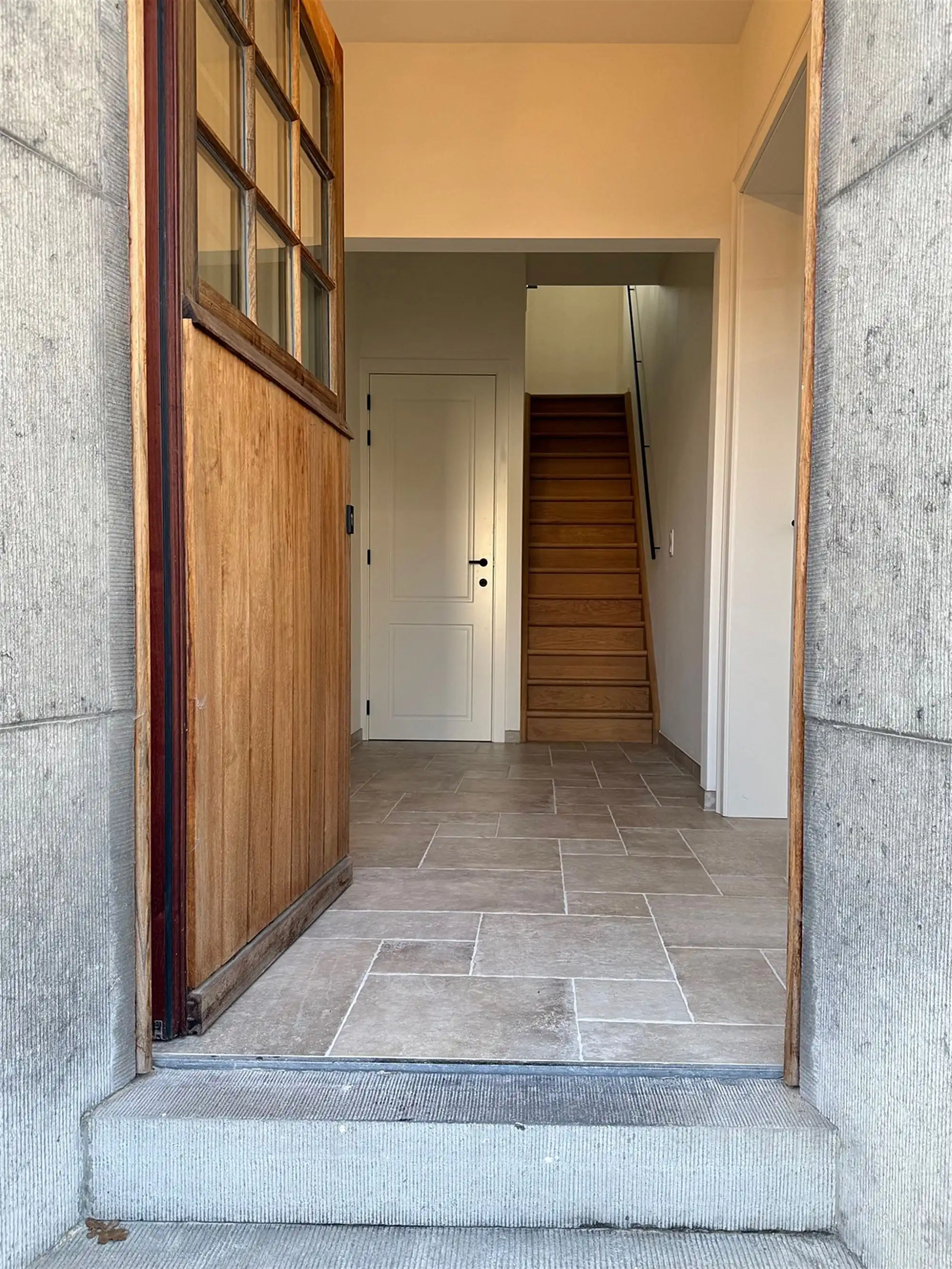 Ruime instapklare kwalitatief gerenoveerde WONING met 3 SLAAPKAMERS & TERRAS foto 2