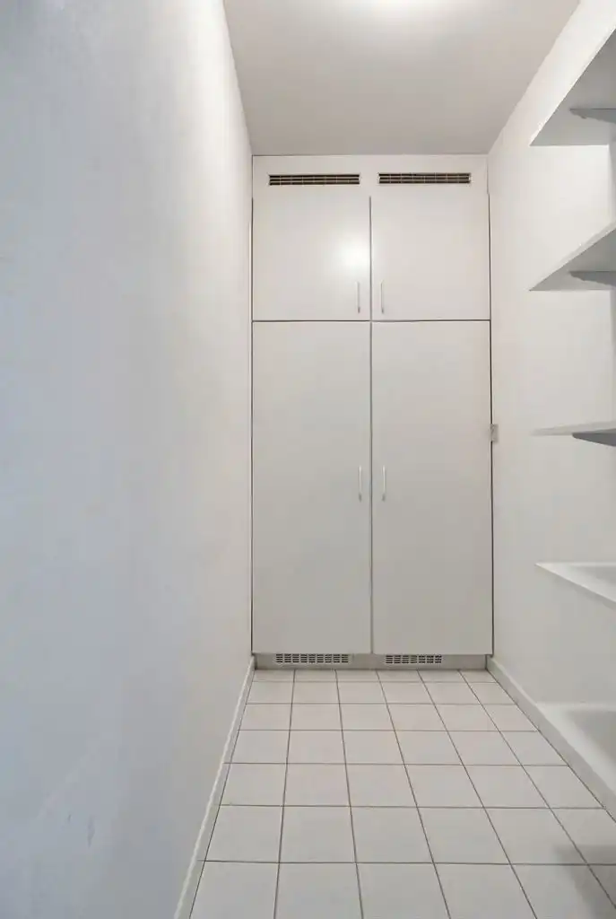 Ruim, gerenoveerd 2-slaapkamer appartement met terras, garagebox en aparte berging, gelegen vlak bij het centrum van Maaseik. foto 10