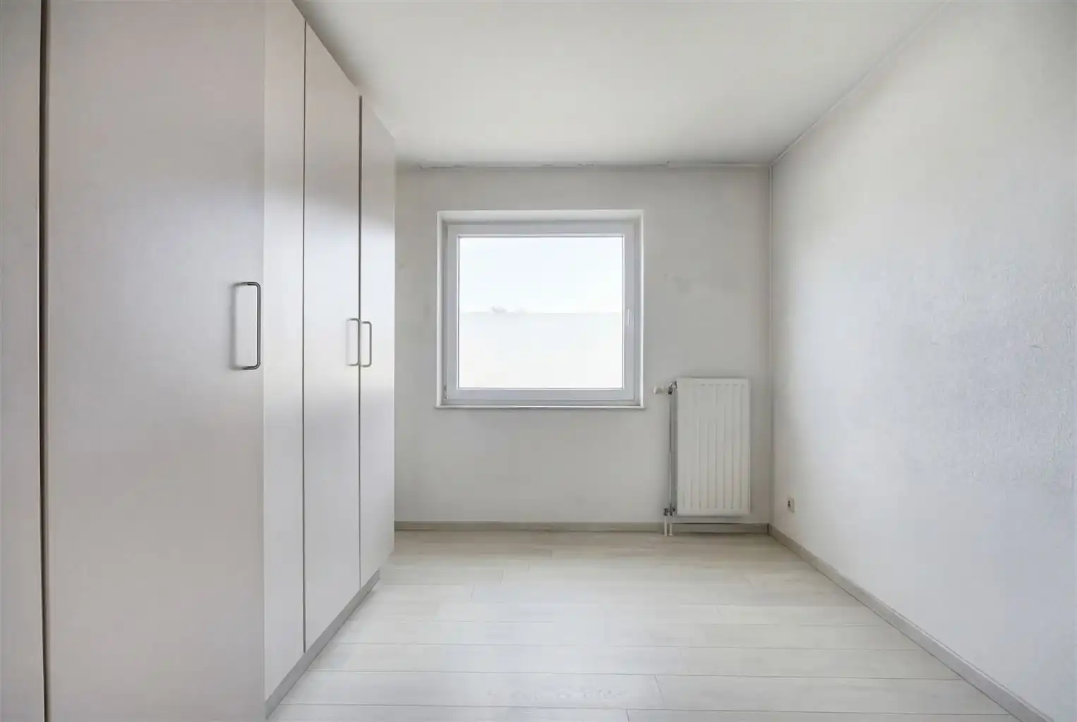 Ruim, gerenoveerd 2-slaapkamer appartement met terras, garagebox en aparte berging, gelegen vlak bij het centrum van Maaseik. foto 10