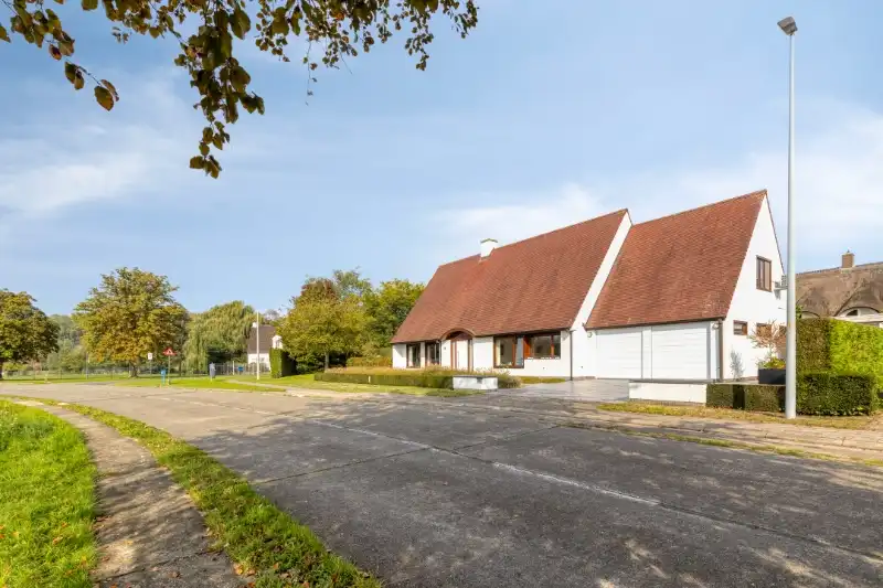 STATIGE VILLA MET PRACHTIGE TUIN OP EEN PERCEEL VAN 1.430 m². foto 2