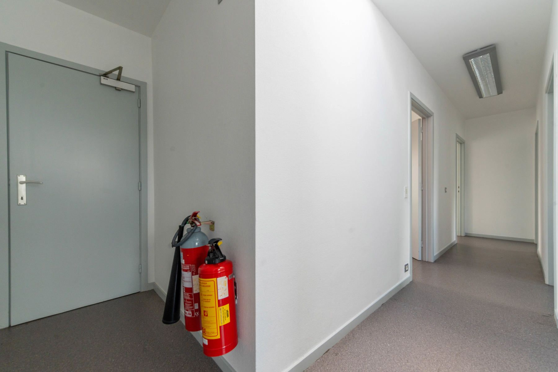 Kantoorgebouw op toplocatie. foto 7