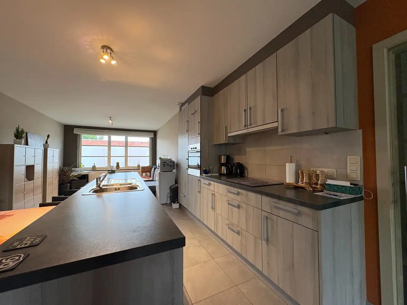 Gelijkvloers appartement met twee slaapkamers + autostaanplaats foto 2