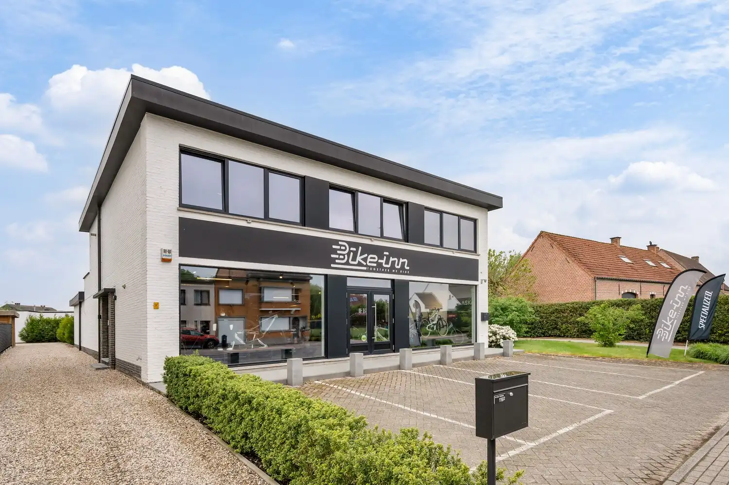 Opbrengsteigendom te koop – Handelsgelijkvloers + magazijnen foto {{pictureIndex}}