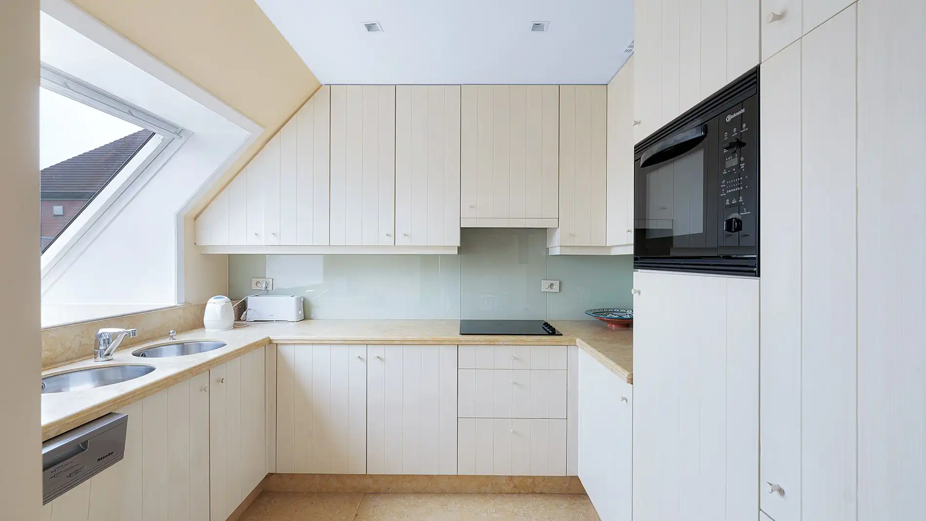 Ruim, zongericht dakappartement op toplocatie te koop foto 14