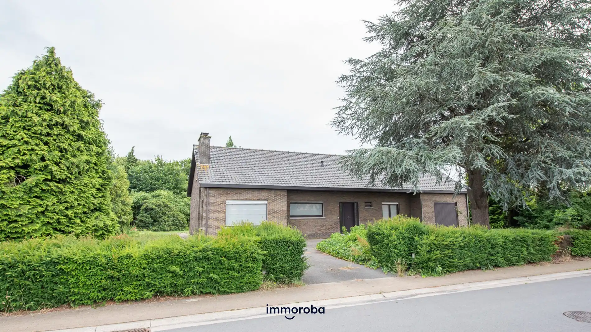 Ruime woning met tuin, garage en 6 slaapkamers in Waregem  foto {{pictureIndex}}