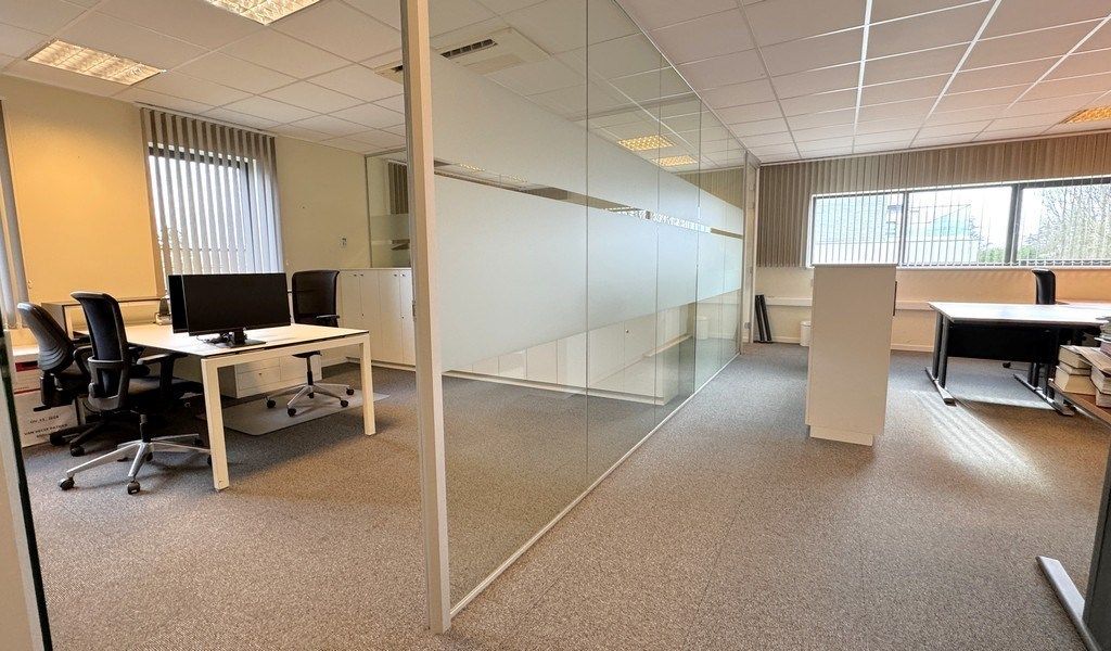 Ingedeelde kantoorruimte met visibiliteit te huur in Sint-Martens-Latem foto 5