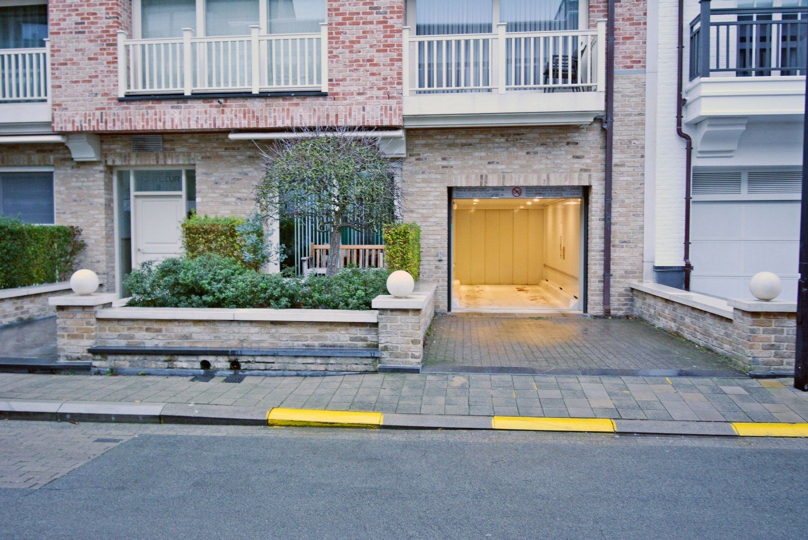 Gesloten garagebox in een zijstraat van de Lippenslaan. foto {{pictureIndex}}