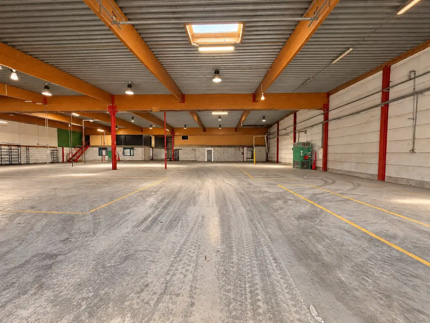 Bedrijfsgebouw +/- 3.021 m² met magazijn en kantoren in Marke foto 9