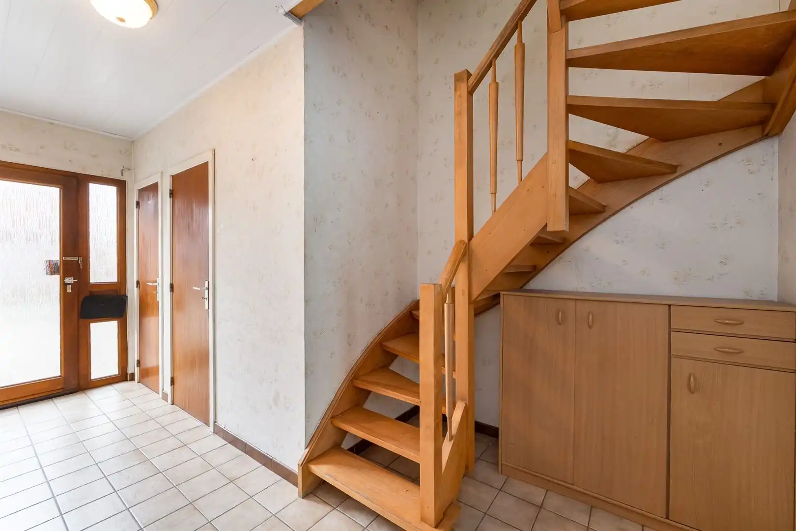 Te renoveren gezinswoning met tuin en garage in rustige centrumstraat foto 2