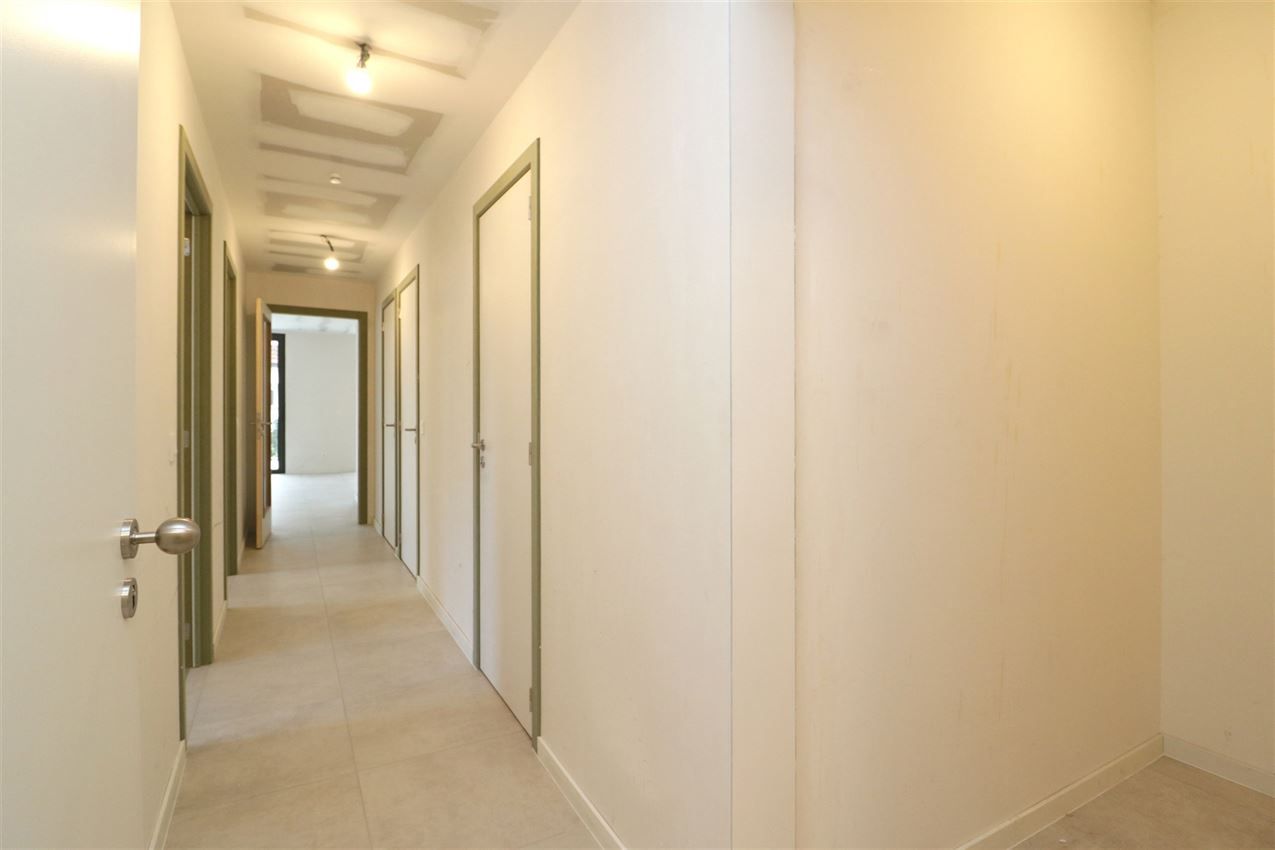 splinternieuw, gelijkvloers, ruim terras, 2 slpk foto 34