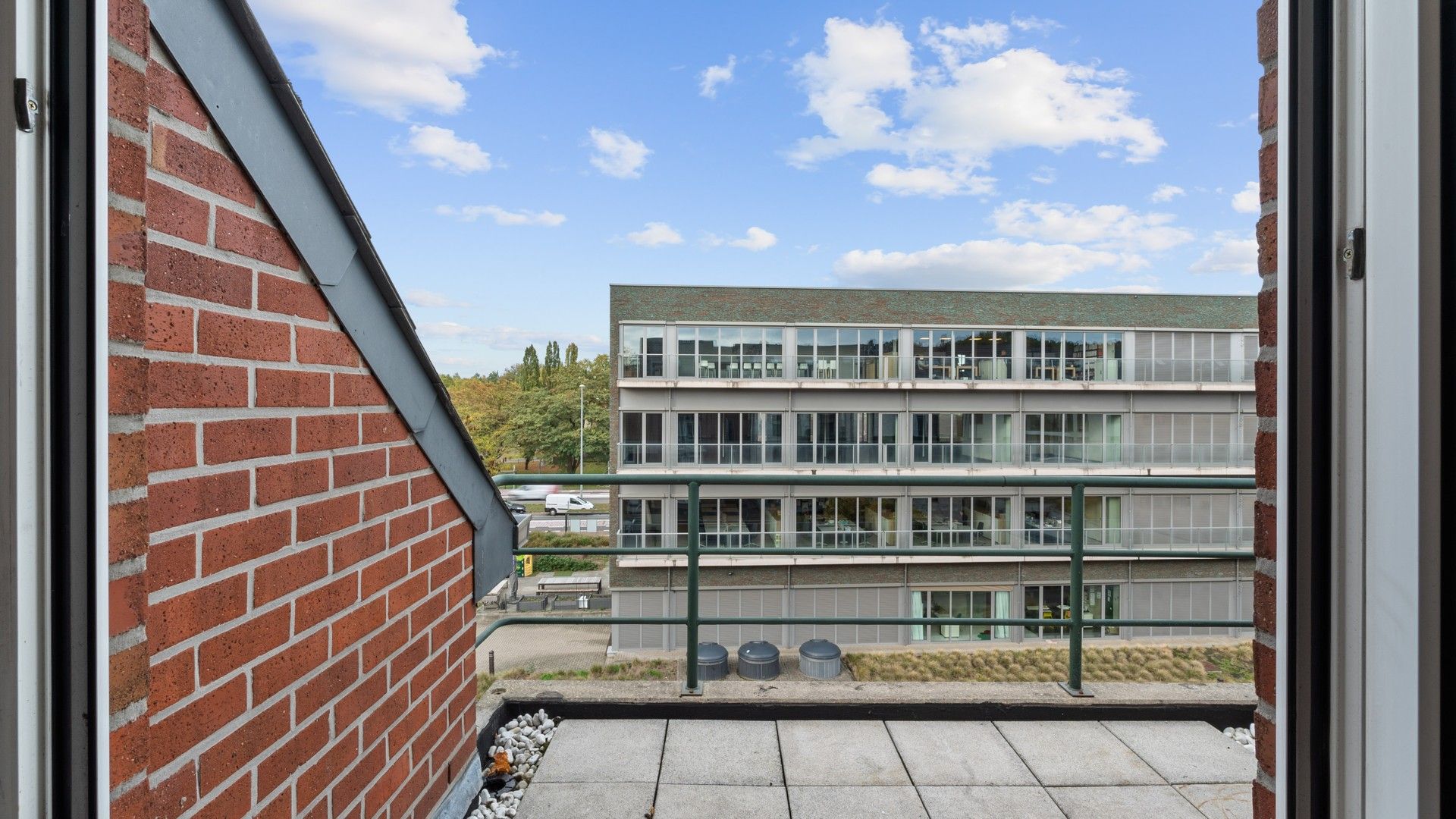 Instapklaar appartement met 2 slpkrs in Genk centrum foto 9