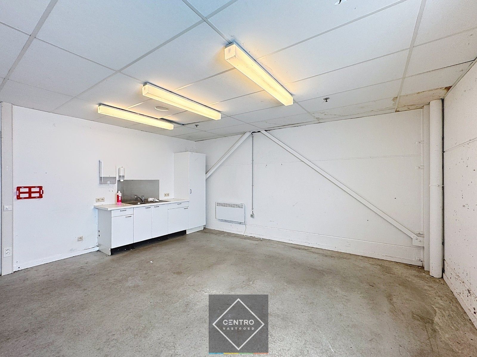 Instapklare HANDELSRUIMTE (1.200m²) met opslagmogelijkheden langs De Torhoutsesteenweg (achter "Juntoo") te Oostende! Gemeenschappelijke parkeermogelijkheid rondom de gebouwen! foto 11