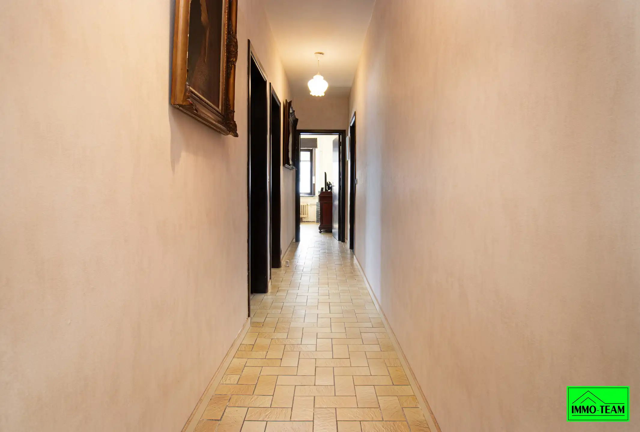 4-gevel woning in residentiële woonwijk foto 4