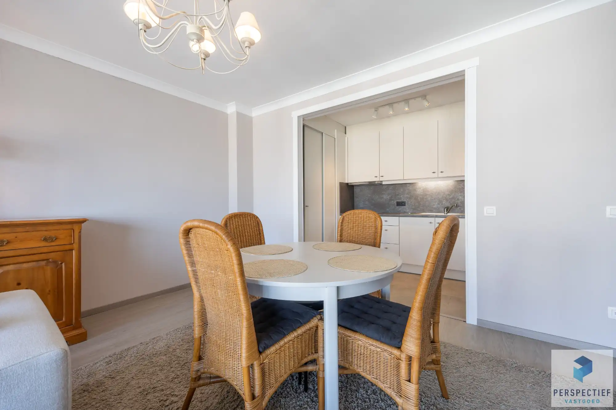 Goed gelegen ruim vernieuwd 2 slaapkamer appartement met terras en grote berging. foto 12